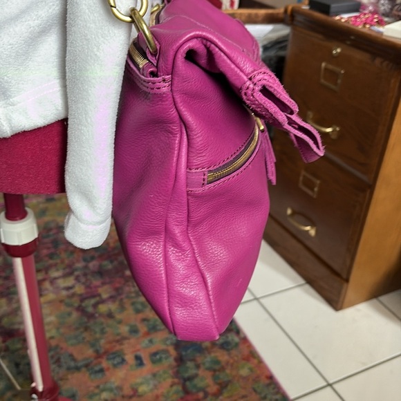 Fossil  Shoulder/ Crossbody bag Gen leather   Gorgeous raspberry  fold over flap - Picture 5 of 17